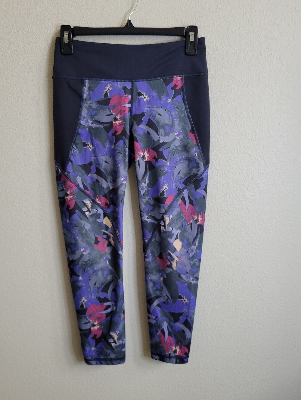 Patagonia Women's Blue With Purple Abstract Print Capris Ladies Small.